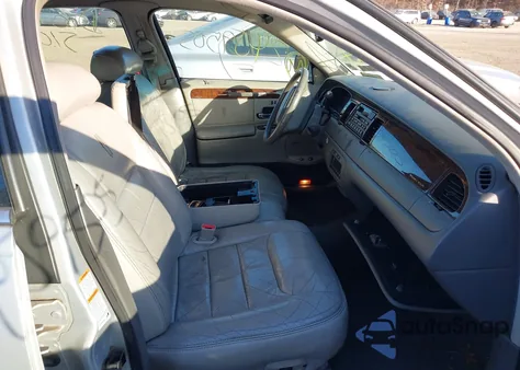 1999 Lincoln Town Car Signature z USA, uszkodzony, nr VIN 1LNFM82W2XY601285